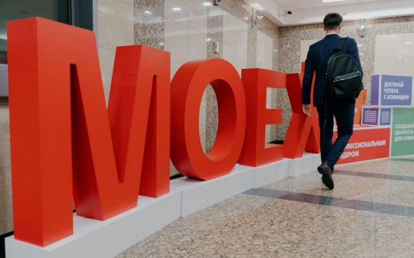 Индекс Мосбиржи взлетел на 4% в ожидании новостей по мирному соглашению
Индекс Мосбиржи взлетел на 4% в ожидании новостей по мирному соглашению