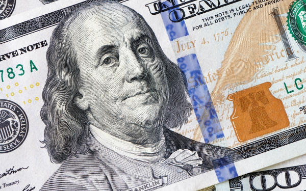 Официальный курс доллара по итогам 2025 года упал на 23%, почти до ₽78
