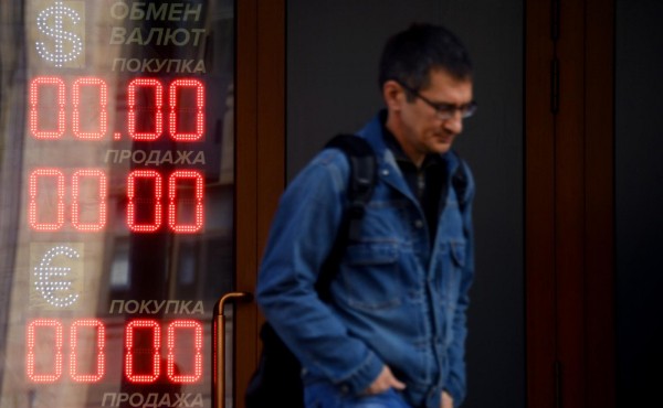 
                    ЦБ резко поднял курс доллара выше ₽77, евро &mdash; выше ₽89
                