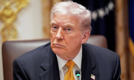 Трамп заявил, что США пристально следят за развитием протестов в Иране