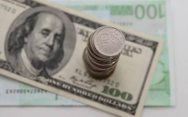 ЦБ оставил курс доллара на 20 февраля ниже ₽77