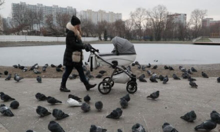 Отпуск по уходу за ребенком планируют учитывать при назначении досрочной пенсии