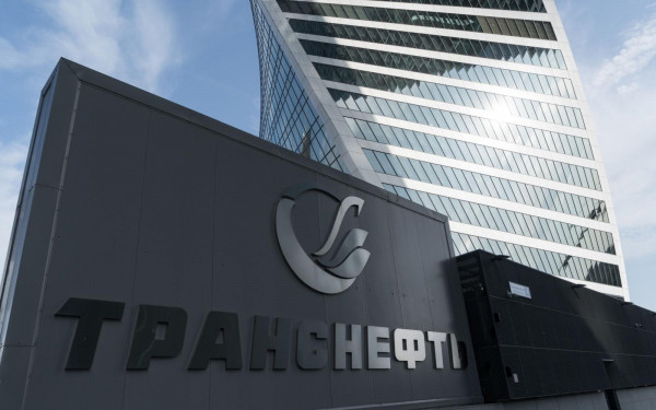 Бумаги «Транснефти» упали после попадания компании под британские санкции