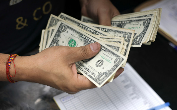 
                    ЦБ оставил курс доллара на 20 февраля ниже ₽77
                