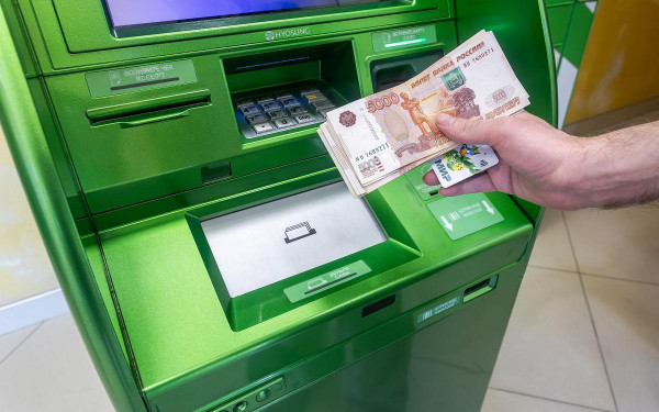 Физлицам запретят вносить через банкоматы более ₽1 млн. Что это значит