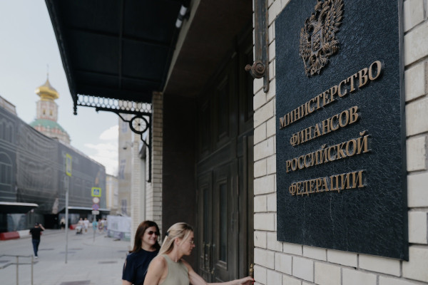 
                    Будет ли доллар ниже ₽80: как повлияет на рубль пауза в бюджетном правиле
                