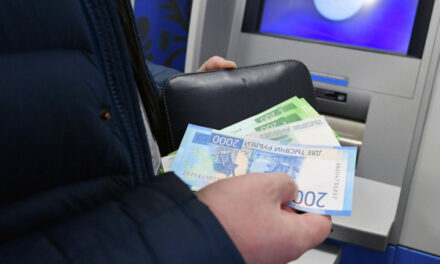 ФНС будет контролировать переводы физлицам свыше 2,4 миллиона рублей в год