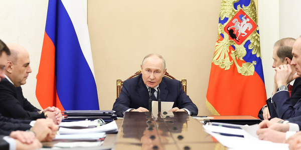 Путин заявил о необходимости дополнительных мер для возобновления роста экономики