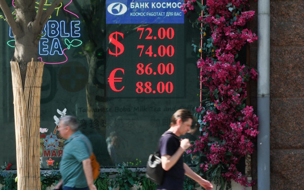 ЦБ поднял курс евро сразу на ₽1,3