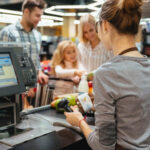 Законно ли требование продавца оплатить покупку наличными: разбор