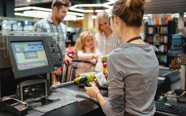 Законно ли требование продавца оплатить покупку наличными: разбор