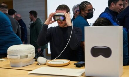 OpenAI переманил главу Apple Vision Pro
