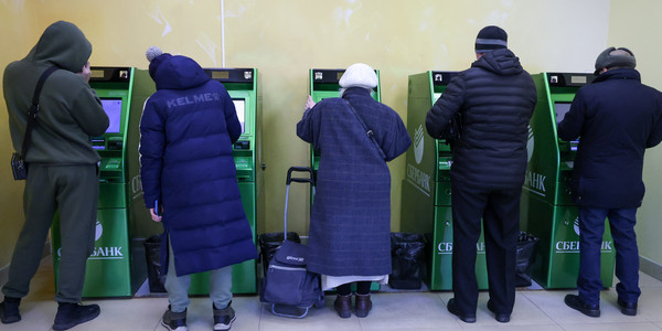 Переход россиян на наличные оставил банки без 2 трлн ликвидности