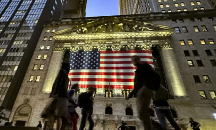 «Вынужденные меры». Кредиторы начали скидывать госдолг США