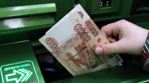 Сбербанк оценил отток средств со счетов россиян в июне в 400 млрд рублей