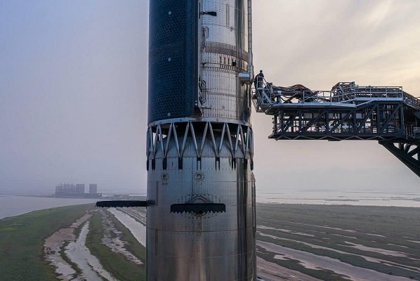 Инвесторы SpaceX выступили с предложением о покраске ракет в розовый цвет