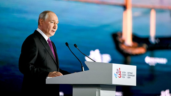 Путин: правительству и ЦБ удается "проходить между Сциллой и Харибдой" Путин: правительству и ЦБ удается "проходить между Сциллой и Харибдой"