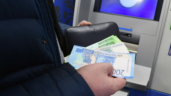 ФНС будет контролировать переводы физлицам свыше 2,4 миллиона рублей в год