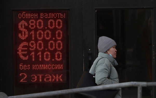 
                    Почему падает доллар: 7 причин текущего укрепления рубля и прогноз на год

                