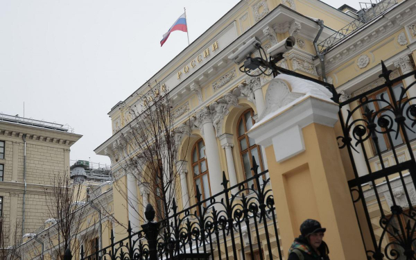 
                    В ЦБ назвали абсурдной идею заморозки вкладов россиян

                