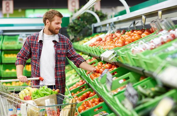 
            В России предлагают разрешить покупателям есть продукты до оплаты на кассе        
