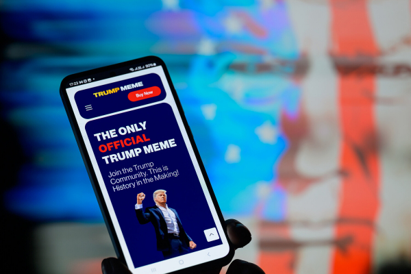 &laquo;Чистая спекуляция&raquo;. Что такое мемкоины Трампов и стоит ли их покупать? 